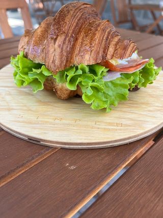 Croissant cu piept de pui