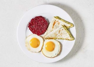 Сніданок грецький з яєчнею  та буряком