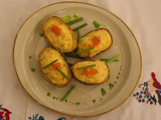 Картофельные лодочки с беконом и красной икрой