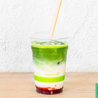 Iced strawberry & coconut matcha latte 400ml