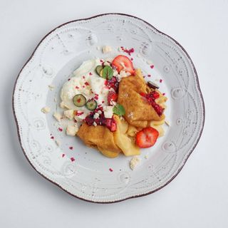  Блины со взбитыми сливками и ягодой