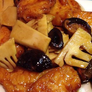 Pescado Con Bambú Y Setas