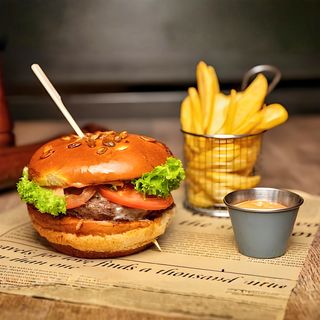 Burger clasic și cartofi prăjiți / wedges