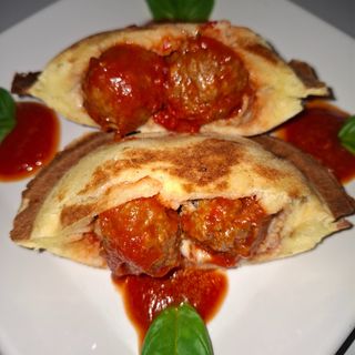 Puccia con gustose polpette al sugo