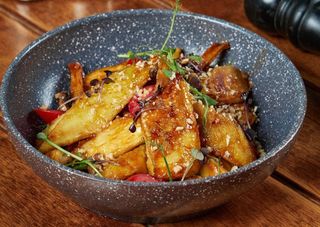 Салат пикантный с баклажанами и шампиньонами.