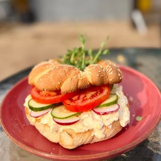 Bajgiel z pastą jajeczną (wynos - SUP)