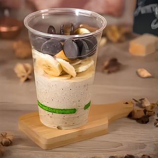 Overnight oats vegan cu unt de arahide, ciocolată şi fructe