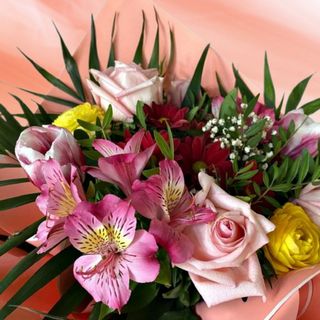 .Buchet mixt cu 3 trandafiri roz