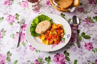Рыбные котлеты на пару c овощами