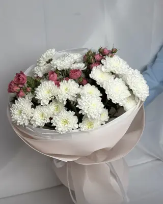 Нежный букет 6хризантема 3 кустовые розы