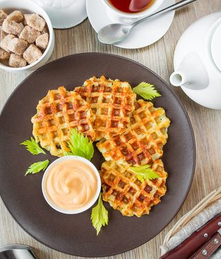 Вафля картофельная со сливочно-сырным соусом и жареным яйцом