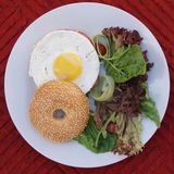 Bagel, Bacon De Bœuf, Œuf Au Plat