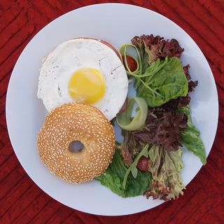 Bagel, Bacon De Bœuf, Œuf Au Plat