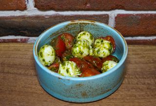 კამეჩის ყველის სალათი