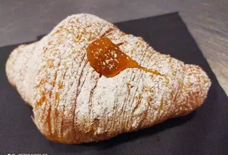Cornetto farcito con marmellata di albicocca