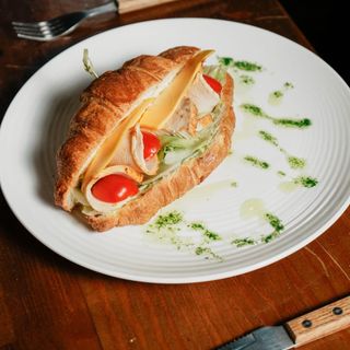 Круассан с курицей 