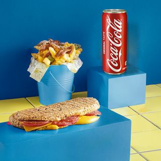 კომბო ტოსტი ნედლად შებოლილი სალიამით და ჩედარით