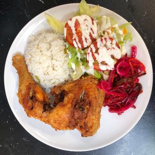 Almuerzo con pollo frito pierna 