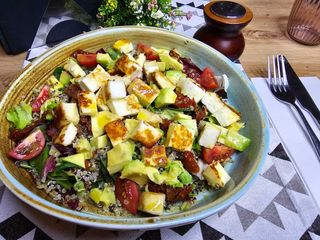 Salată Quinoa Halloumi