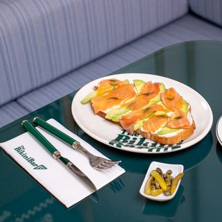 Tosta De Salmón Con Aguacate Y Queso Crema