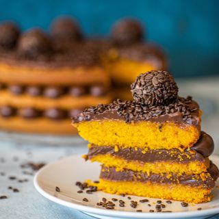 Fatia de Bolo de Cenoura com Brigadeiro 