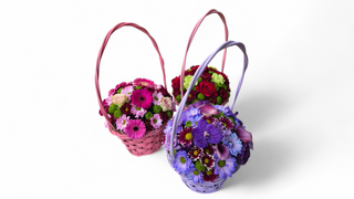 Elegantna korpa s cvećem