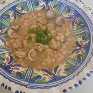 Habichuelas con Almejas.