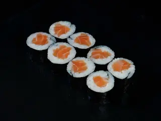 Maki z łososiem (8szt) (130g)