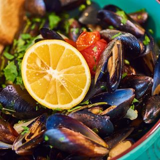 Midii cochilie in sos de vin alb, lipie