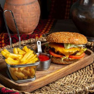 ЧИЗБУРГЕР С КАРТОФЕЛЕМ ФРИ