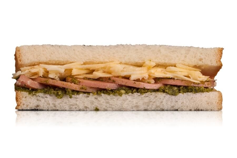 Sándwich de mortadela, pesto y queso