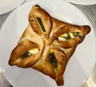 Chaczapuri ze szpinakiem i jajkiem
