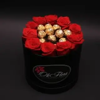 Cutie cu trandafiri roșii și Ferrero Rocher