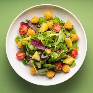 Салат з чікен попкорном