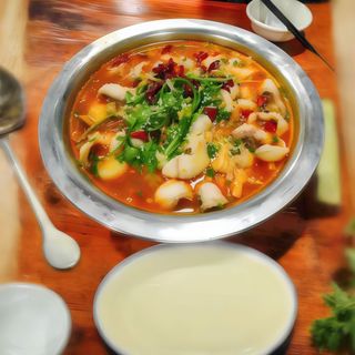 Pescado cocido con rana 美蛙鱼