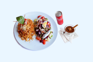 Moitié Pâtes + Moitié Salade + Boisson Slim 25cl + Dessert.