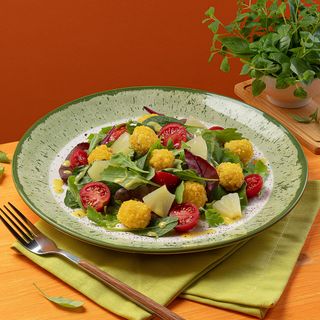 Салат з чікен попкорном