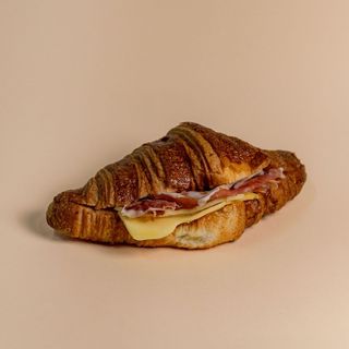 Croissant ibérico y queso