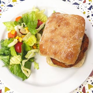 Hamburguesa vegetal con ensalada