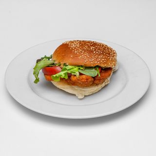 Pan brioche con cotoletta di pollo, maionese, pomodoro, insalatina