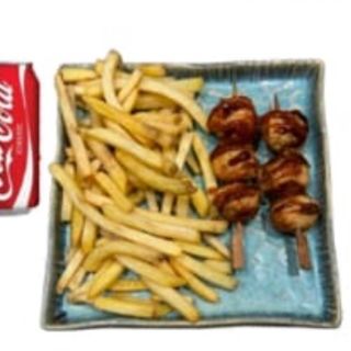 104 brochetas de bolitas de pollo con patatas fritas 