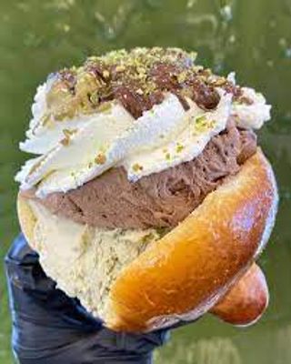 Brioche gigante con gelato e panna