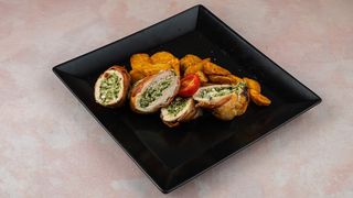 Rolovani punjeni pileći medaljon