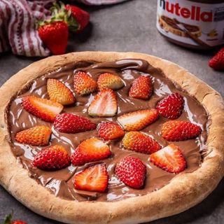 Pizza de nutella com morangos