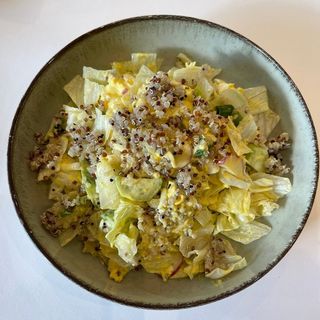 Салата с киноа, айсберг и яйчен пастет