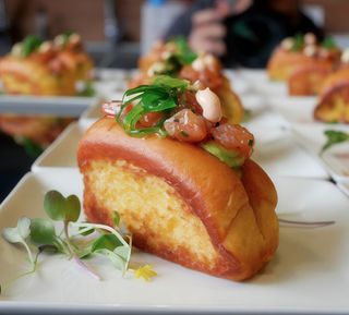 Brioche de tartar de salmón ahumado