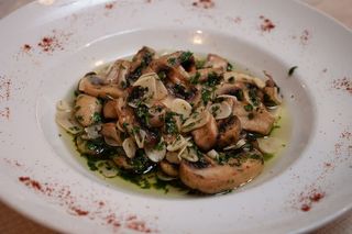 Champiñones al ajillo