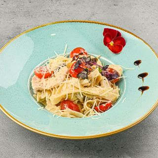 Феттучини с курицей и грибами 