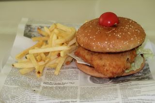 Пилешки бургер в панко галета и сос Цезар