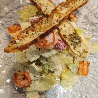 Цезарь с тигровыми креветками 